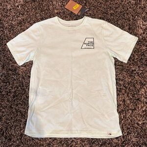 NWT Women’s North Face tee.‎ Size small.